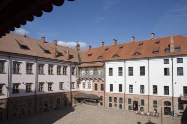 Mir, Belarus 'un Grodno bölgesinin Korelichi ilçesi - 06 / 18 / 2019: Mir Kalesi, binalar ve avlu