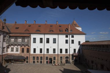 Mir, Belarus 'un Grodno bölgesinin Korelichi ilçesi - 06 / 18 / 2019: Mir Kalesi, binalar ve avlu