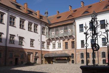 Mir, Belarus 'un Grodno bölgesinin Korelichi ilçesi - 06 / 18 / 2019: Mir Kalesi, binalar ve avlu