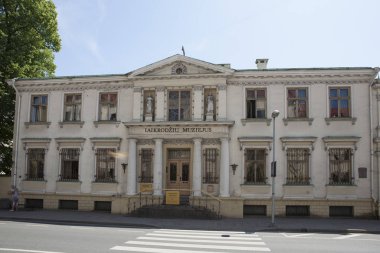 Klaipeda, Litvanya (Memel) - 06 / 14 / 2019: Saat ve Saat Müzesi. Litvanyaca yazı: Saatler Müzesi