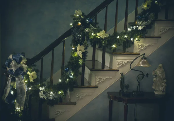 Weihnachtsgirlanden steigen Treppe hinauf — Stockfoto