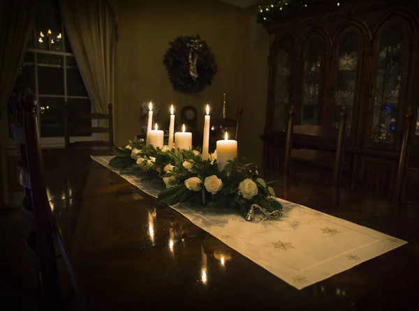 Mesa de Navidad arreglo floral con velas — Foto de Stock
