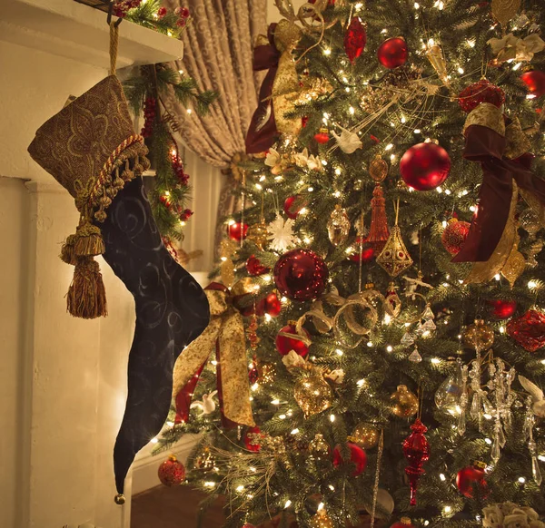 Weihnachtsbaum und Strumpf hängen am Herd — Stockfoto