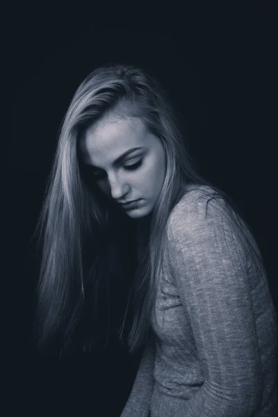 Dospívající Dívka Dlouhé Blond Vlasy Při Pohledu Dolů Seděl Stínu — Stock fotografie