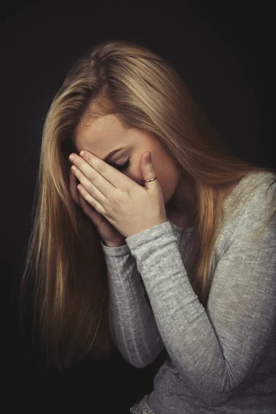 Dospívající Dívka Dlouhé Blond Vlasy Pláč Rukama Jejího Obličeje — Stock fotografie