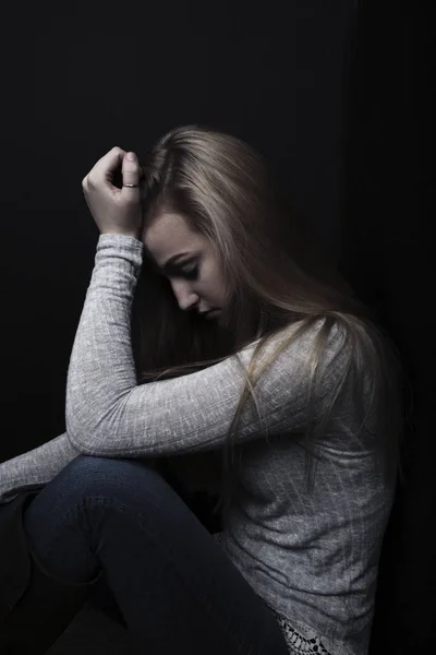 Teenage Girl Sitting Profile Shadows One Hand Her Head — Stock Photo, Image