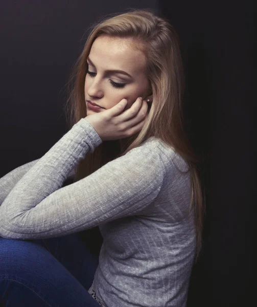 Loira Adolescente Olhando Triste Descansando Cabeça Sua Mão — Fotografia de Stock