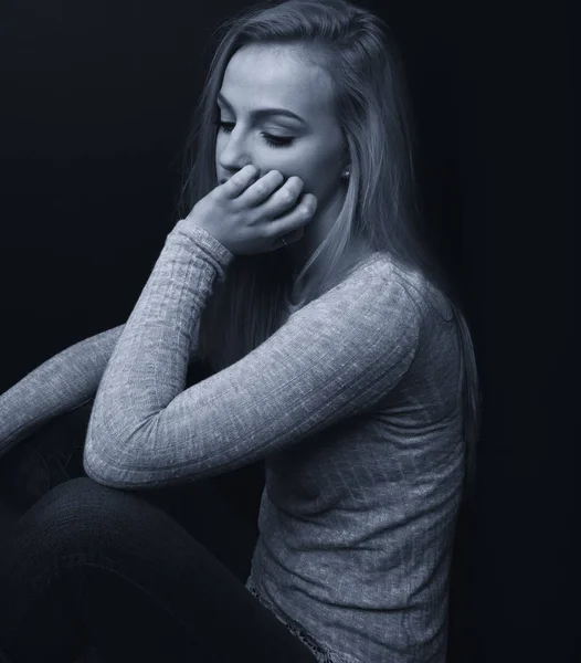 Pretty Blond Teenage Girl Looking Sad One Hand Her Face — Stock Photo, Image