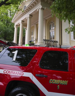 Warrenton, Virginia Warrenton Adliyesi önünde acil servis aracı.