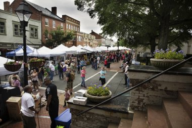Warrenton, Virginia/ABD-5-19-17: Warrenton, Virginia Warrenton bahar festivali sokakta çadır.