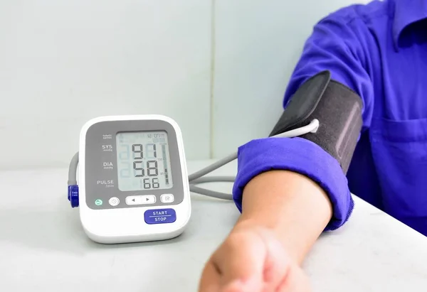 Der Arzt Benutzte Ein Blutdruckmessgerät Den Blutdruck Des Arbeiters Messen — Stockfoto