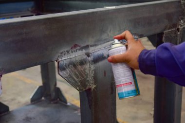 Penetrant Testi, işçi kusuru bulmak için yapı kaynaklamasına geliştirici uygular.
