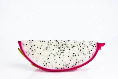 Dilimlenmiş ejderha meyvesini beyaz arka planda kapat. Ejderha meyvesi taze meyve olarak popülerdir. Meyve salatası veya meyve suyuna karıştırılmış bir karışım..