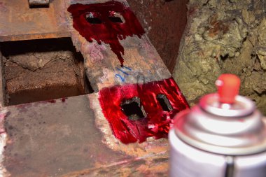 İşçiler, kusuru bulmak için bir fırçayla iş parçasının kaynağına nüfuz ederler. Bu, Penetrant Testi 'nin (PT) ilk adımıdır. Teftiş alanına odaklan..