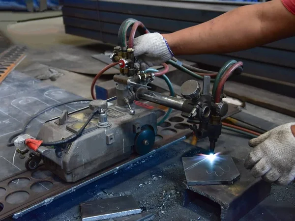 Placa Metal Corte Trabalhador Por Máquina Corte Gás Oficina — Fotografia de Stock