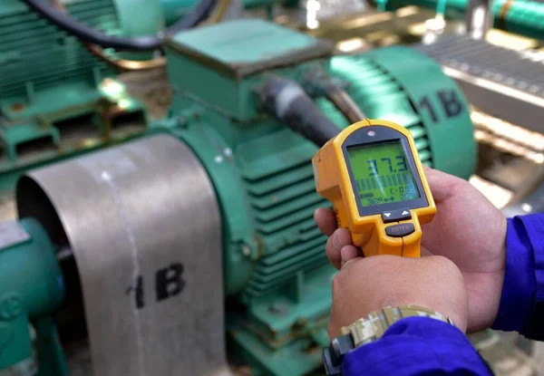 Los Trabajadores Están Midiendo Temperatura Del Motor Con Termómetro Infrarrojo —  Fotos de Stock