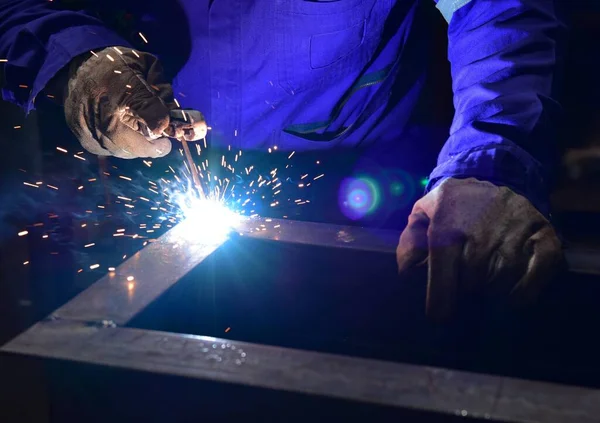 Saldatore Sta Assemblando Pezzo Processo Schermato Saldatura Arco Metallico Smaw — Foto Stock