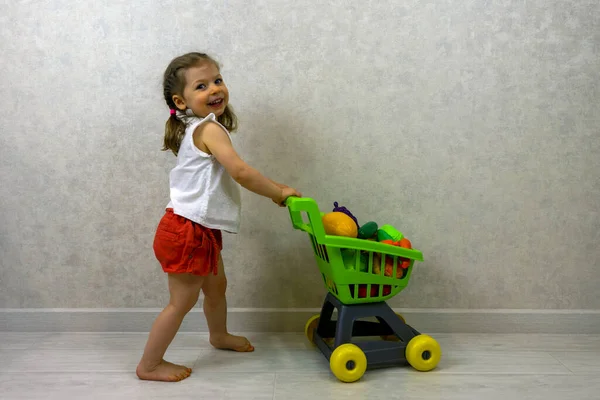 Une Fille Joue Dans Supermarché Avec Panier Plein Légumes Fruits — Photo