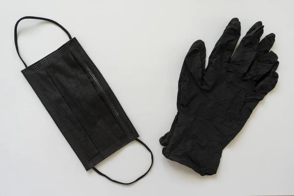 Tıbbi maske ve eldivenler beyaz arka planda, dışarı çıkmak için koruyucu set.