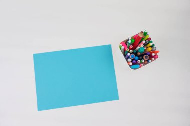 Kalemli cam ve beyaz arkaplan üzerinde mavi bir çarşaf olan işaretler..