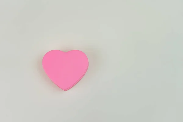 Gri arka planda pembe kalp, üst manzara.