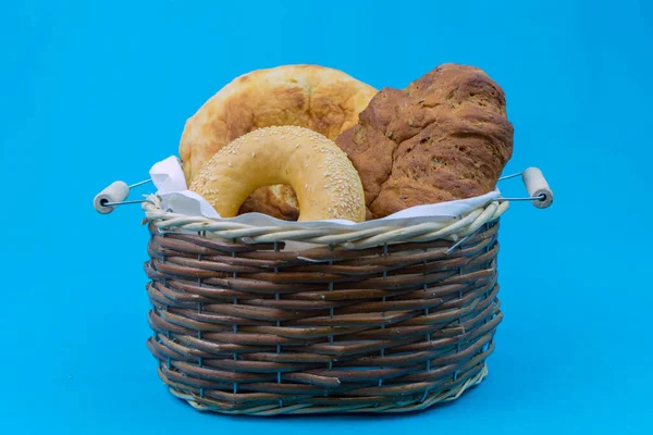 Taze ekmek, pide ve simit dolu hasır sepet..