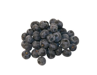 Olgun mavi renkli böğürtlenler, birkaç parça. Olgun yabanmersini, beyaz arka planda orman meyvesi..