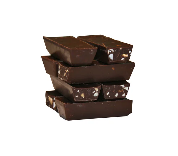 ナッツ入りダークチョコレート 積層タワー白地だチョコレートの製造 チョコレートバーの小片 — ストック写真