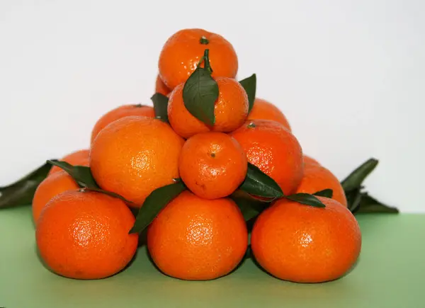 Orangene Mandarinen Mit Blättern Sind Der Form Eines Berges Aufgestapelt — Stockfoto