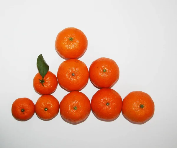 Mandarinen Mit Blättern Werden Hintereinander Ausgelegt Mandarinen Sind Aufsteigender Reihenfolge — Stockfoto
