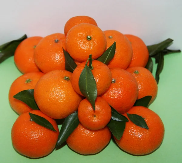 Orange Tangerines Leaves Many Pieces Many Beautiful Tangerines Leaves Very — Stock Photo, Image