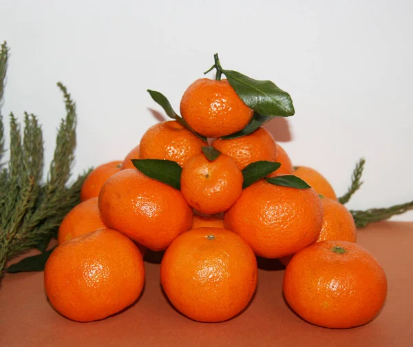 Pomarańczowe Mandarynki Liśćmi Wielu Kawałków Wiele Pięknych Mandarynek Liśćmi Bardzo — Zdjęcie stockowe