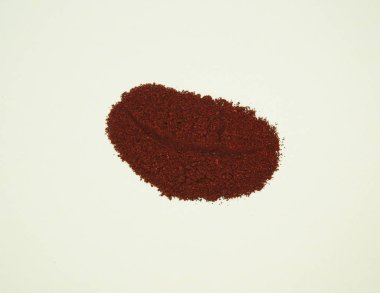 Hafif arkaplanda kahve çekirdekleri. Kahve, kahve çekirdeği şeklinde serilmiştir. Kahve çekirdeği şeklinde ve çizgili kahve..