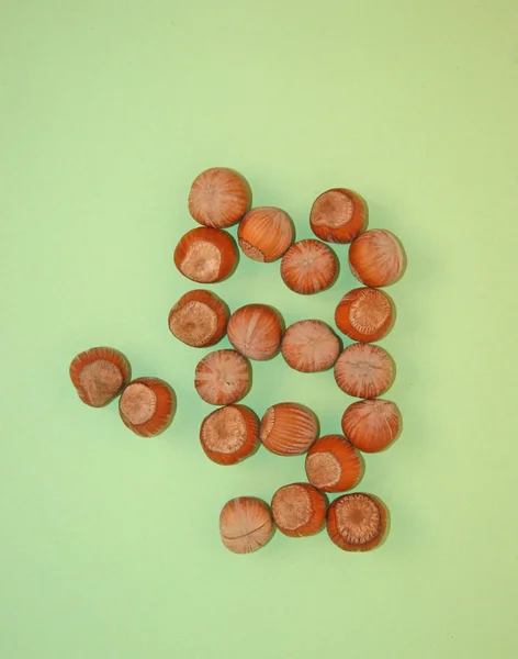 Vaaleanvihreällä Paperilla Kuoritut Hasselpähkinät Hasselpähkinät Kokonaiset Kuorimattomat Pähkinät Hajallaan Hasselpähkinät — kuvapankkivalokuva