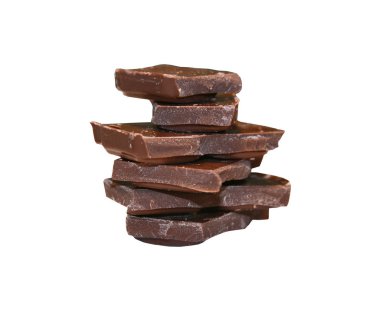 Siyah çikolata. Çok katmanlı kule. Kapatmak için. Beyaz arka plan. Çikolata yapımı. Küçük bir çikolata parçası. Çikolata parçacıkları. Koleksiyon