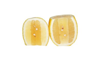 Beyaz arka planda sarı limon dilimleri. Limon dilimleri, yakın plan. Beyaz arkaplanda limon