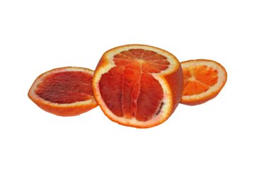 Kırmızı bir portakal parçalara ayrılır. Beyaz arka planda kırmızı turuncu. Kırmızı portakal dilimleri.