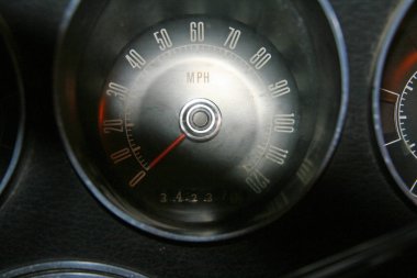 Okları olan eski bir arabada ölçü aleti. Retro arabadaki hız göstergesi. Eski model. Gösterge paneli siyah ve kırmızı oklu. Işık ve gölge hız göstergesi.