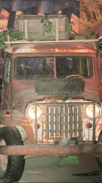 Retro araba. Çatıda sandığı ve parlayan farları olan eski bir araba. Klasik elementleri ve detayları olan klasik bir araba..