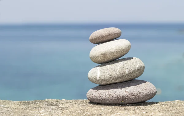 Zen taşları deniz backgorund üzerinde