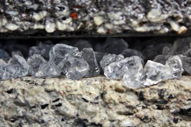 Islak, kapalı elmaslar taşta, neredeyse gerçek gibi.