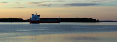 Alacakaranlıkta bir gemi