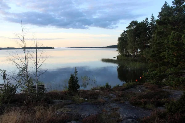 Blick Auf Den Ruhigen See Der Abenddämmerung — Stockfoto