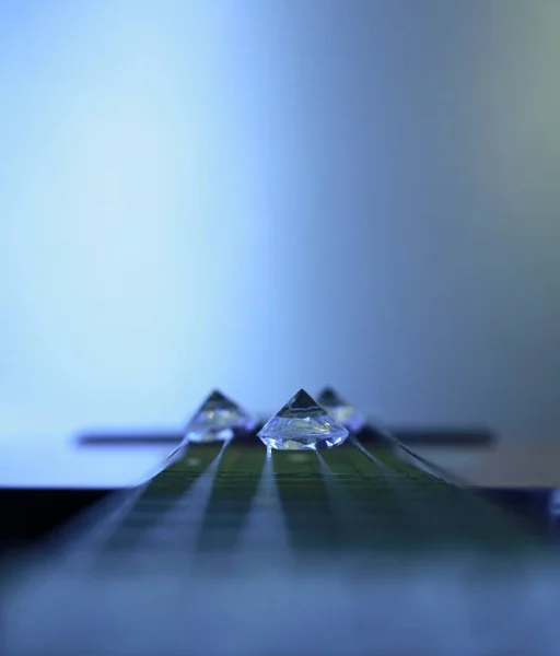 Des Diamants Verre Reposent Sur Les Cordes Guitare Sur Cou — Photo