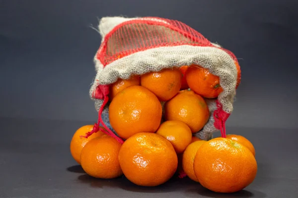 Mandarinas frescas caem do saco — Fotografia de Stock