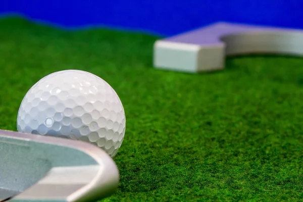 Putter, bola de golfe e destino para a vida de escritório relaxado — Fotografia de Stock