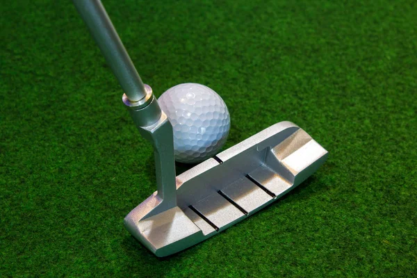 Putter, golfový míček a cíl pro uvolněný kancelářský život Stock Fotografie