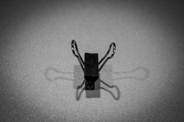 Masanın üzerinde ataç ve gölge oyunu.