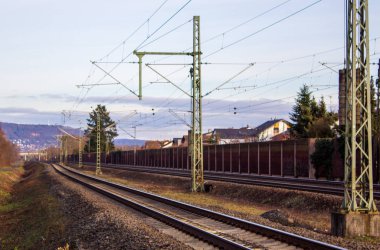 Bölgesel tren istasyonunda üstten hatlar