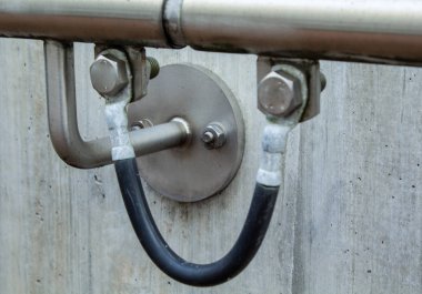 Altgeçitte korkuluk var.